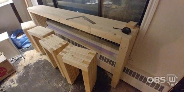 남편이 공사용 목재로 긴 테이블과 스툴을 만들고 있다