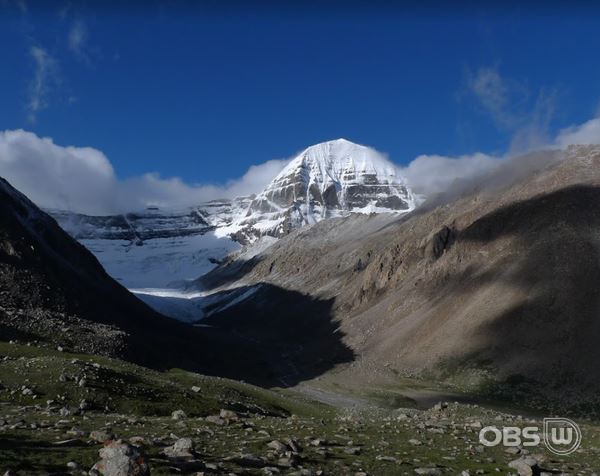 티베트어로 '눈의 보배'라는 뜻을 지닌 카일라스. 불교 신자들이 수미산으로 여기는 산이다
